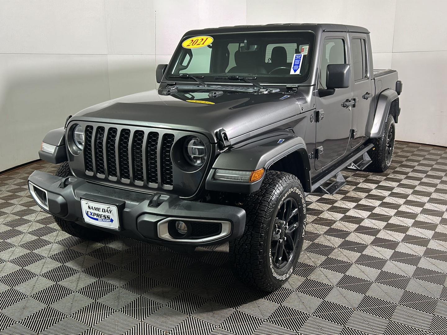 Used 2021 Granite Crystal Metallic Clearcoat Jeep Sport S image 11