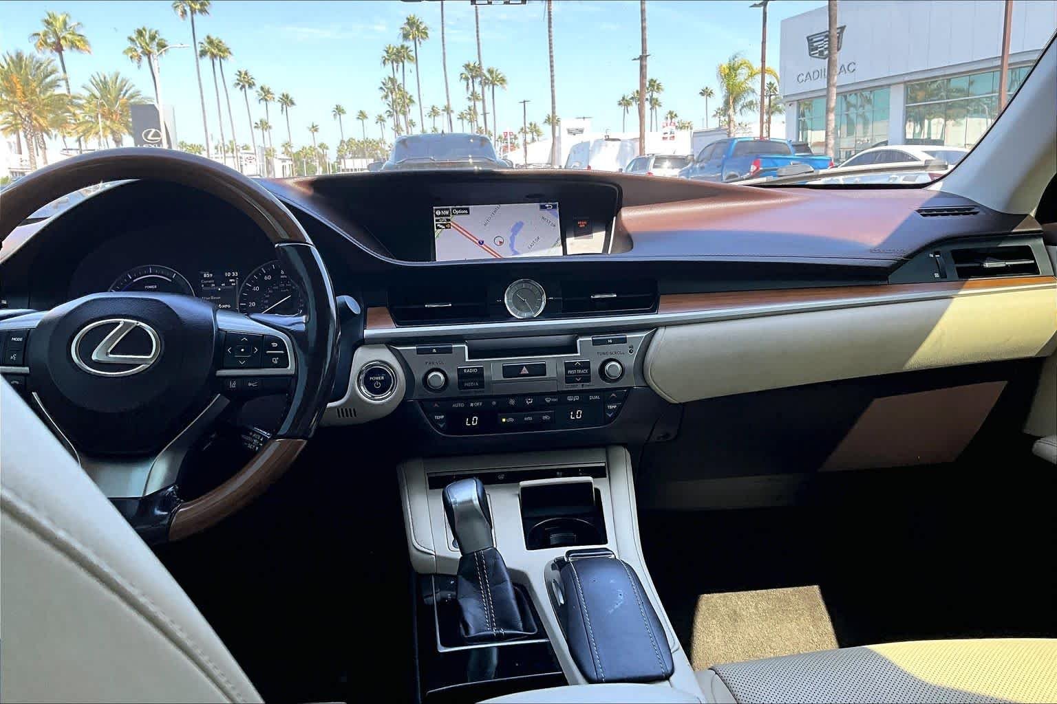 Used 2016 Eminent White Pearl Lexus Hybrid image 33