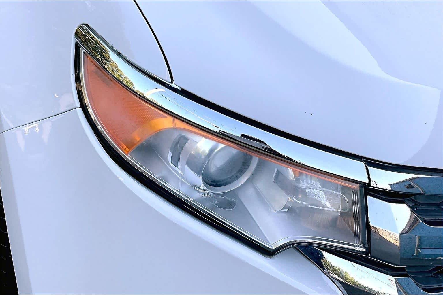 Used 2013 White Suede Ford SE image 27