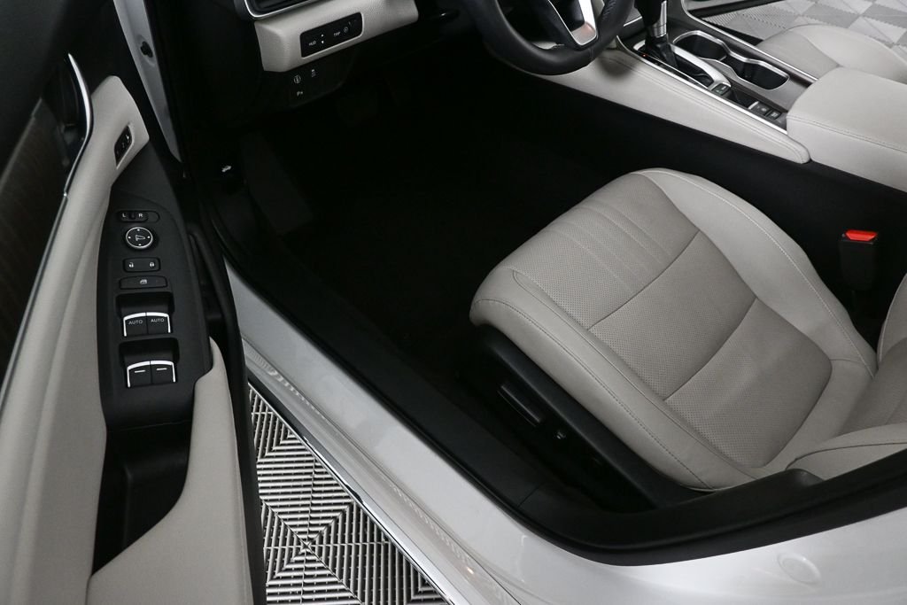 Used 2018  Honda Touring image 7