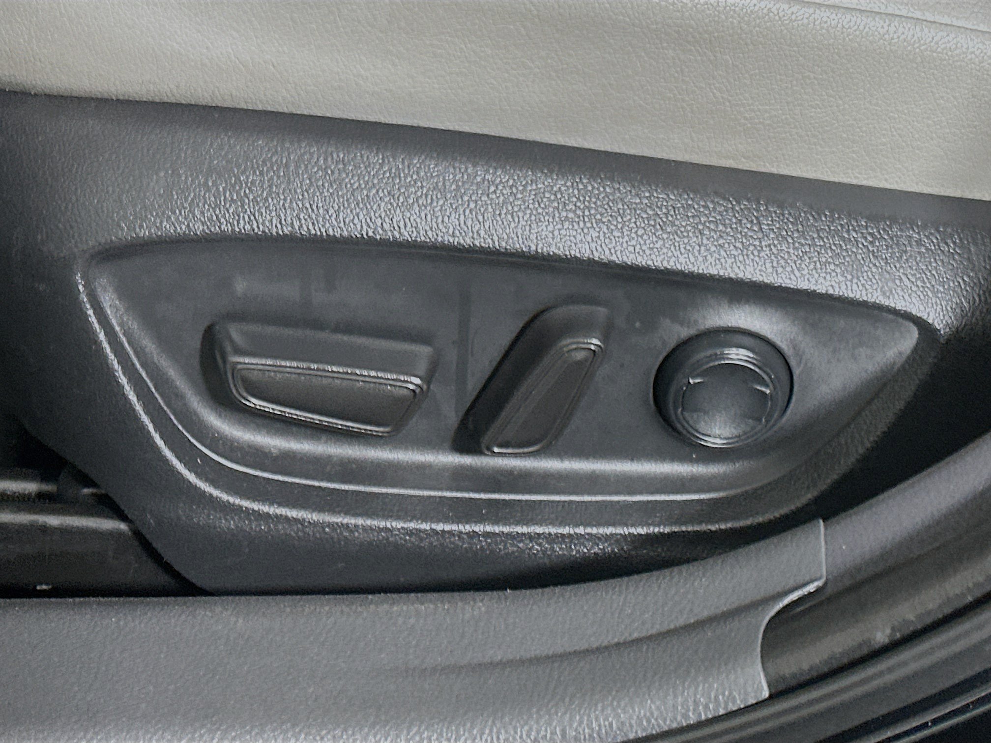 Used 2022 Midnight Black Metallic Toyota SE image 13