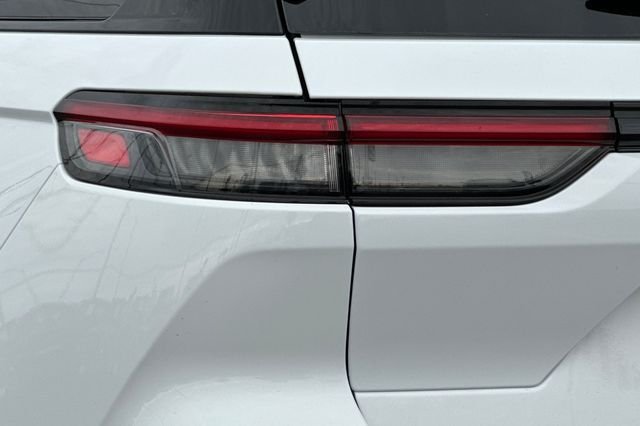 New 2026 Bright White Clear-Coat Exterior Paint Jeep Limited image 26