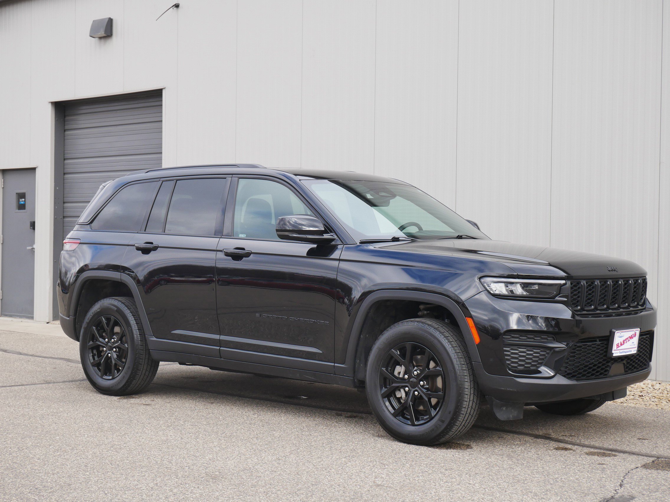 Used 2025 Diamond Black Crystal Pearlcoat Jeep Altitude image 7
