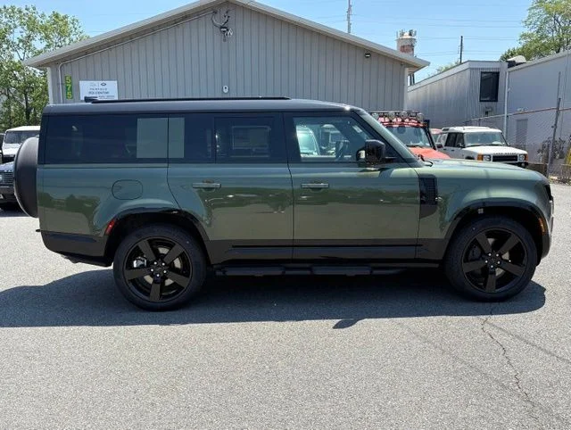 New 2026 Woolstone Green Land Rover X-Dynamic SE image 9