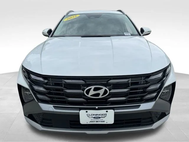 Used 2025 White Hyundai SEL Convenience image 2