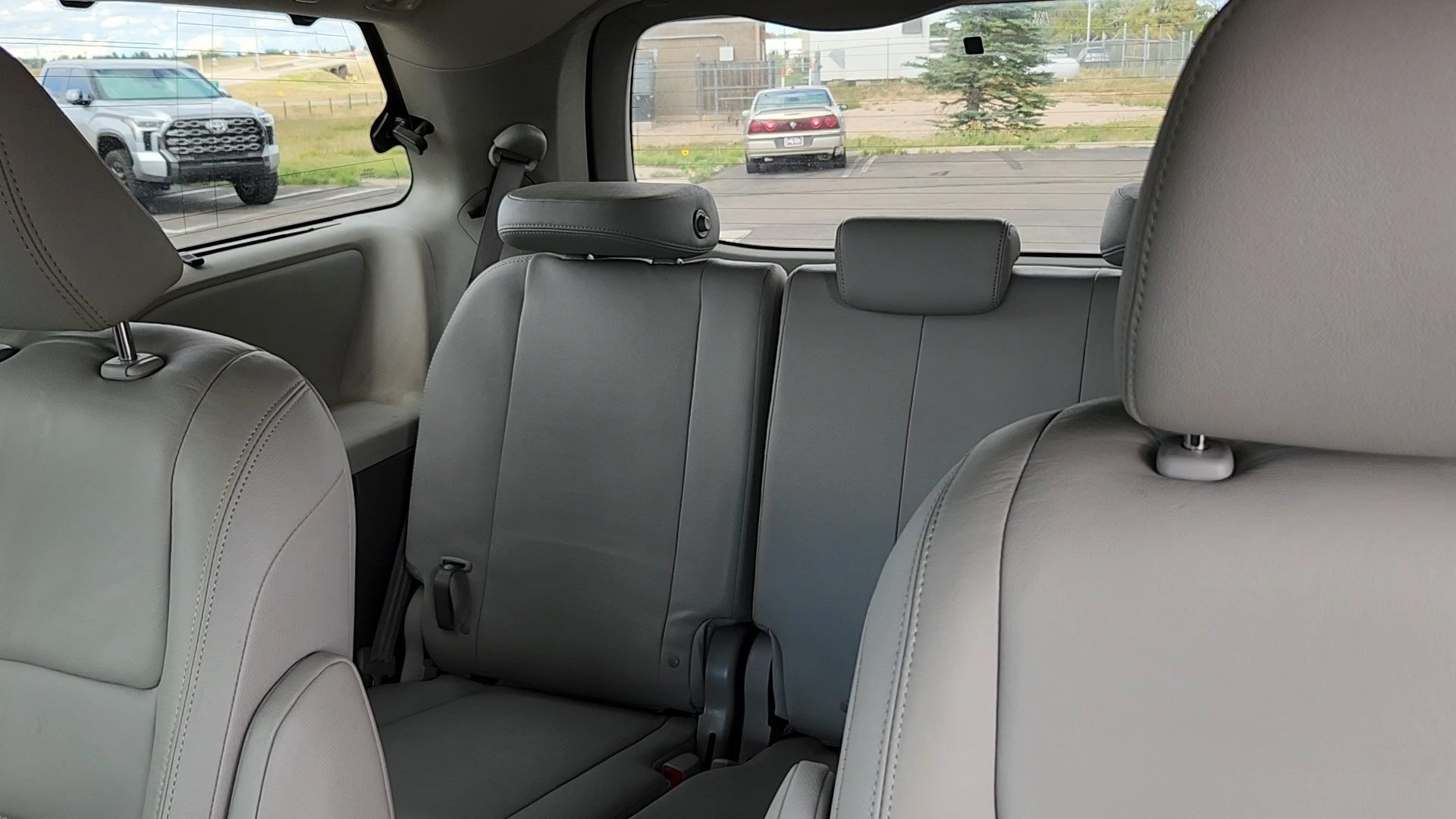 Used 2016 Predawn Gray Mica Toyota XLE Premium image 18
