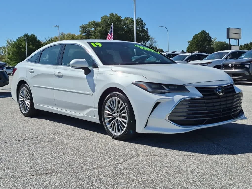 Used 2019 Wind Chill Pearl Toyota Limited image 2