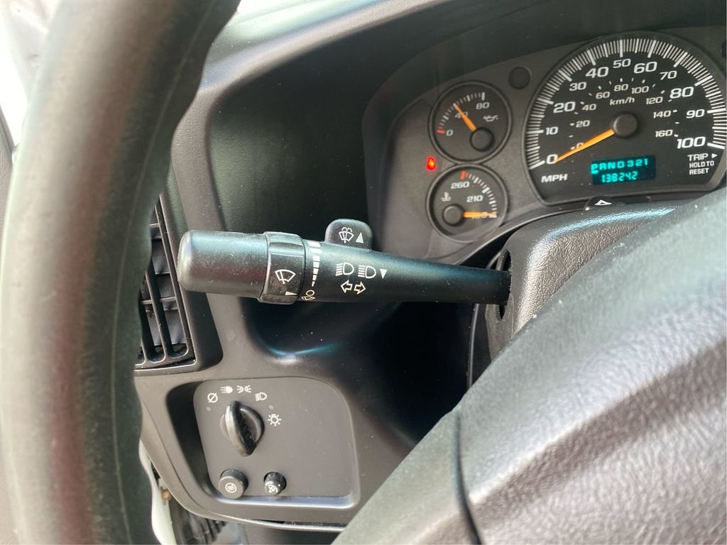 Used 2007 White Chevrolet Work Van image 14