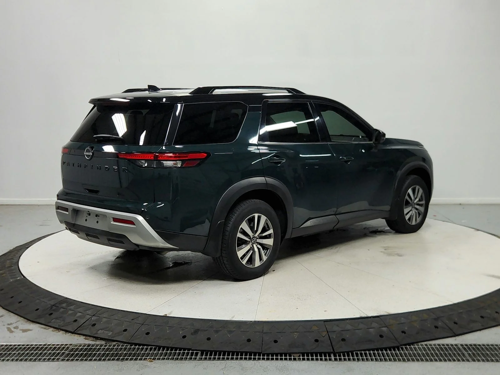 Used 2022 Green 2 Tone Nissan SL image 8