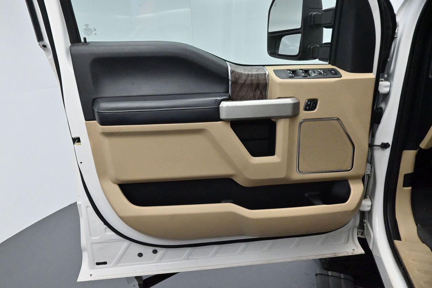 Used 2017 White Platinum Metallic Tri-Coat Ford Lariat image 10