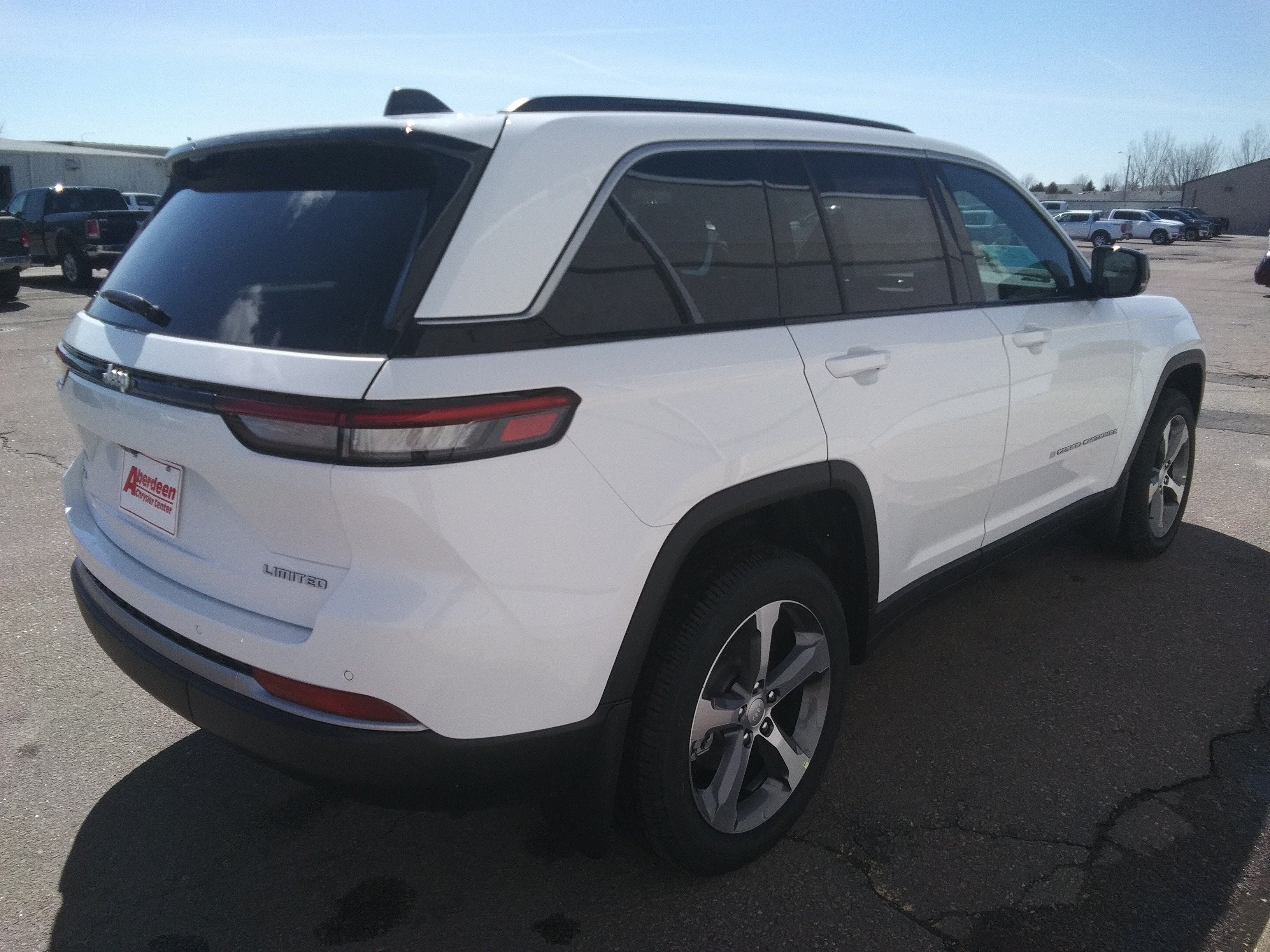 New 2026 Bright White Clear-Coat Exterior Paint Jeep Limited image 5