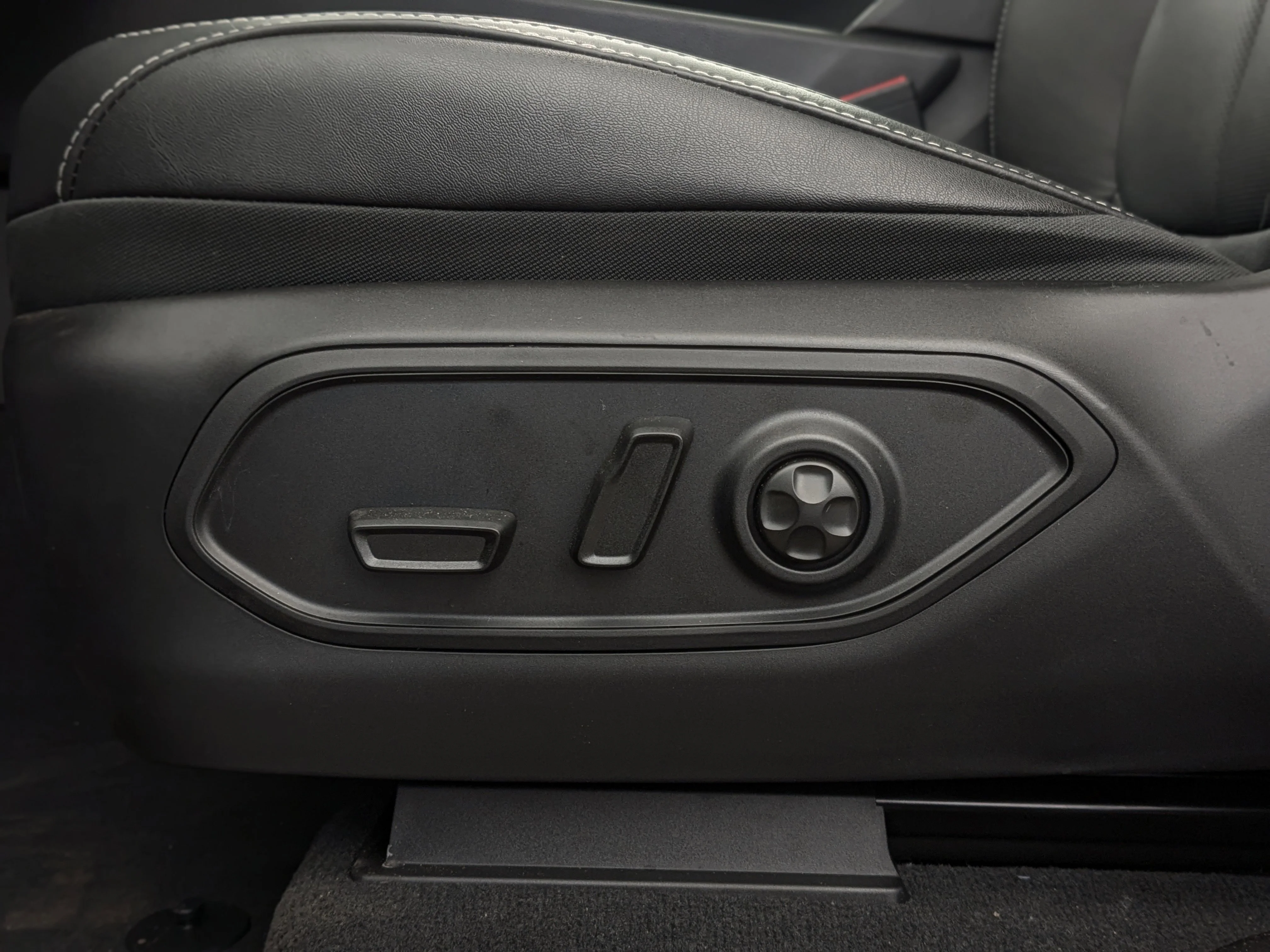 New 2026 Black Jeep Limited Reserve - - Pano Sunroof - Nappa Lthr - Vent Seats - Tow Pkg - Remote Start & More! image 15