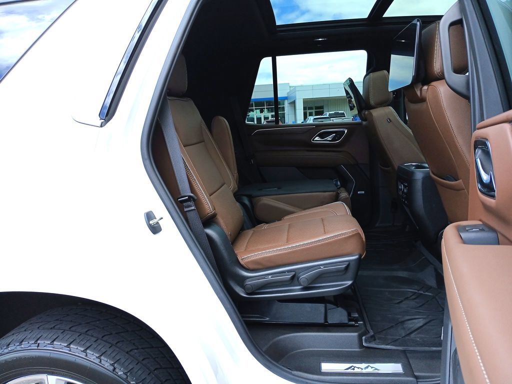 Used 2023 Iridescent Pearl Tricoat Chevrolet High Country image 28