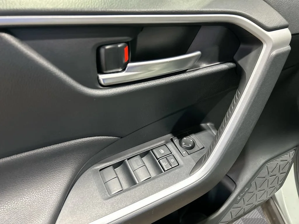 Used 2020  Toyota XLE image 26