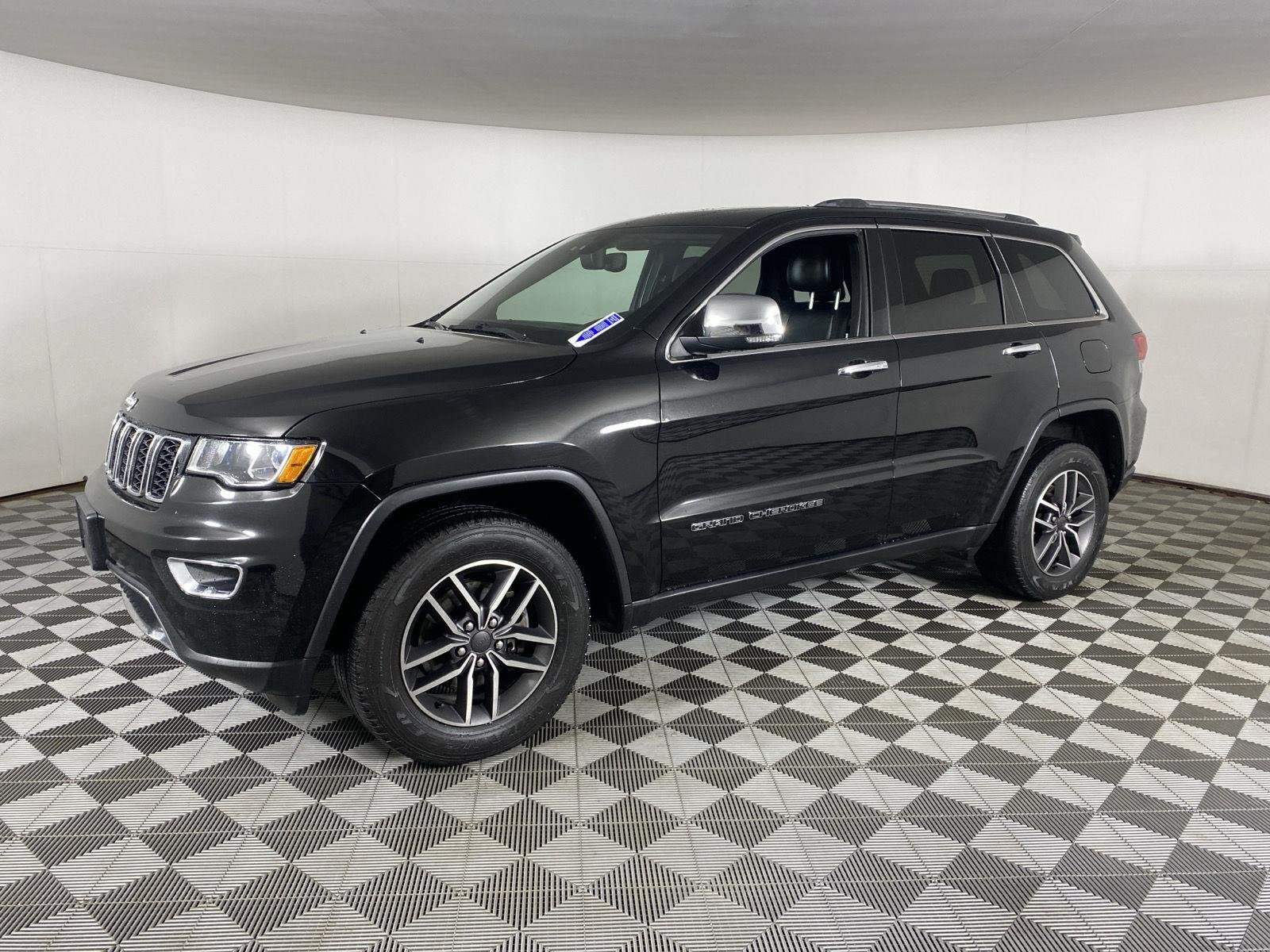 Used 2020 Diamond Black Crystal Pearlcoat Jeep Limited image 3