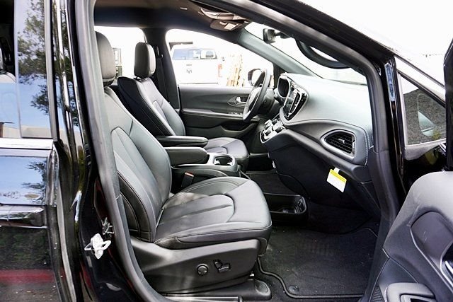 New 2026 Diamond Black Crystal Pearl-Coat Exterior Paint Chrysler Select image 13