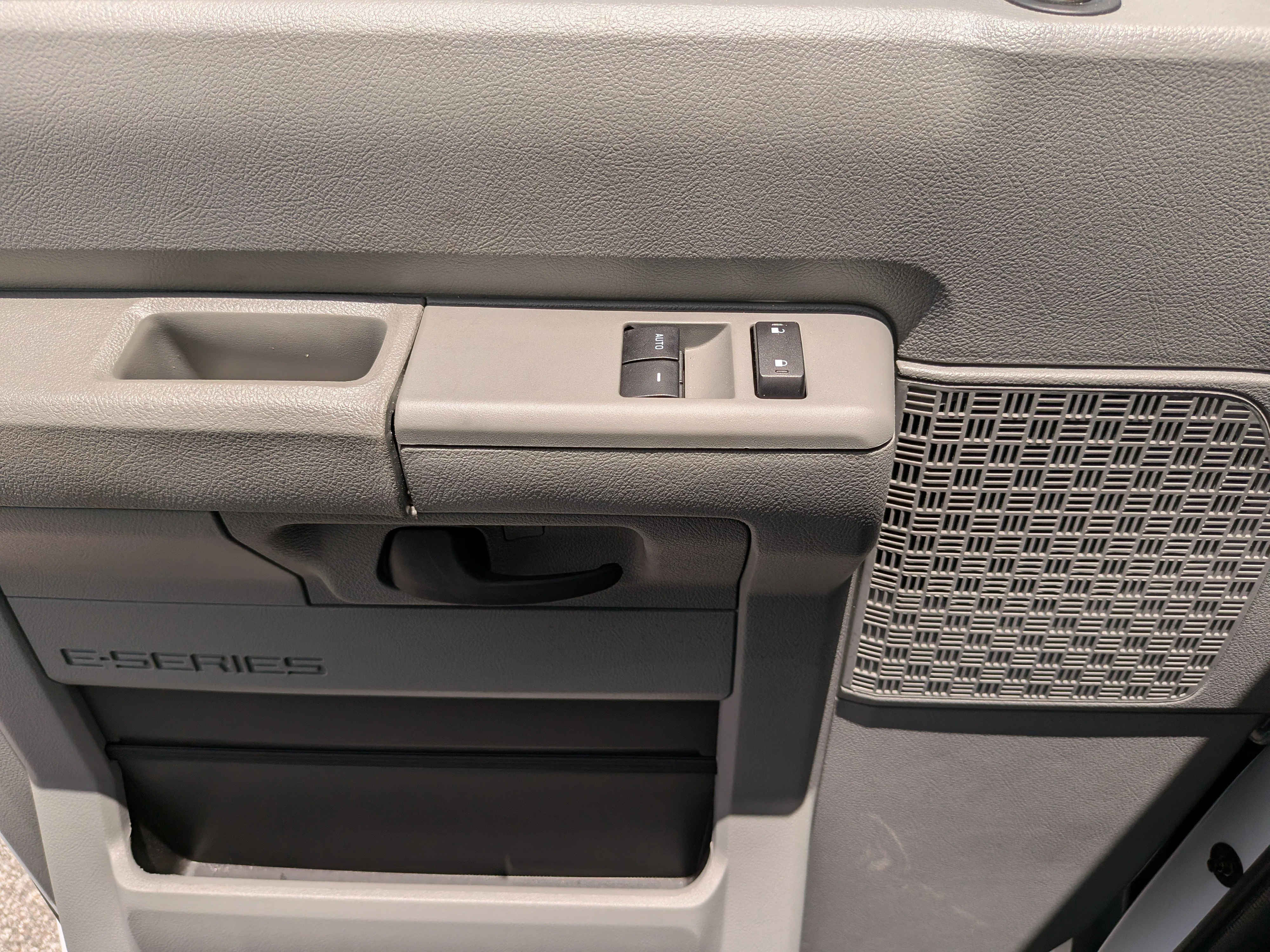 New 2026 Oxford White Ford E-350 SRW image 18