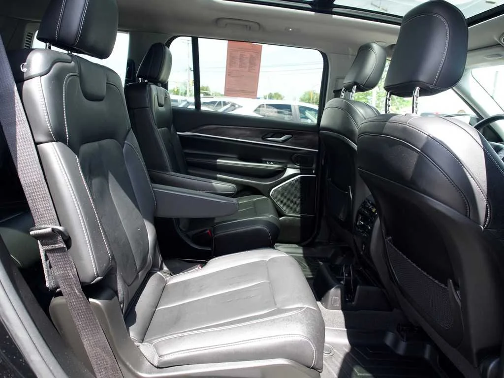 Certified Used 2022 Black Jeep Limited 4x4 image 32