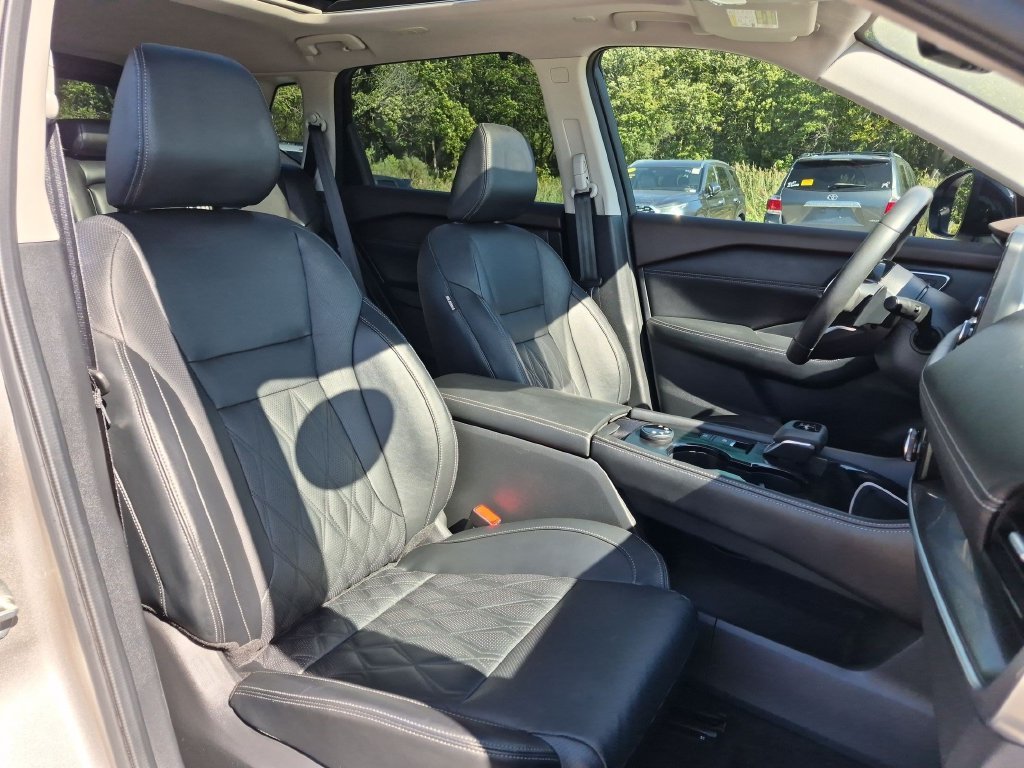 Used 2022 Gold Nissan Platinum image 29