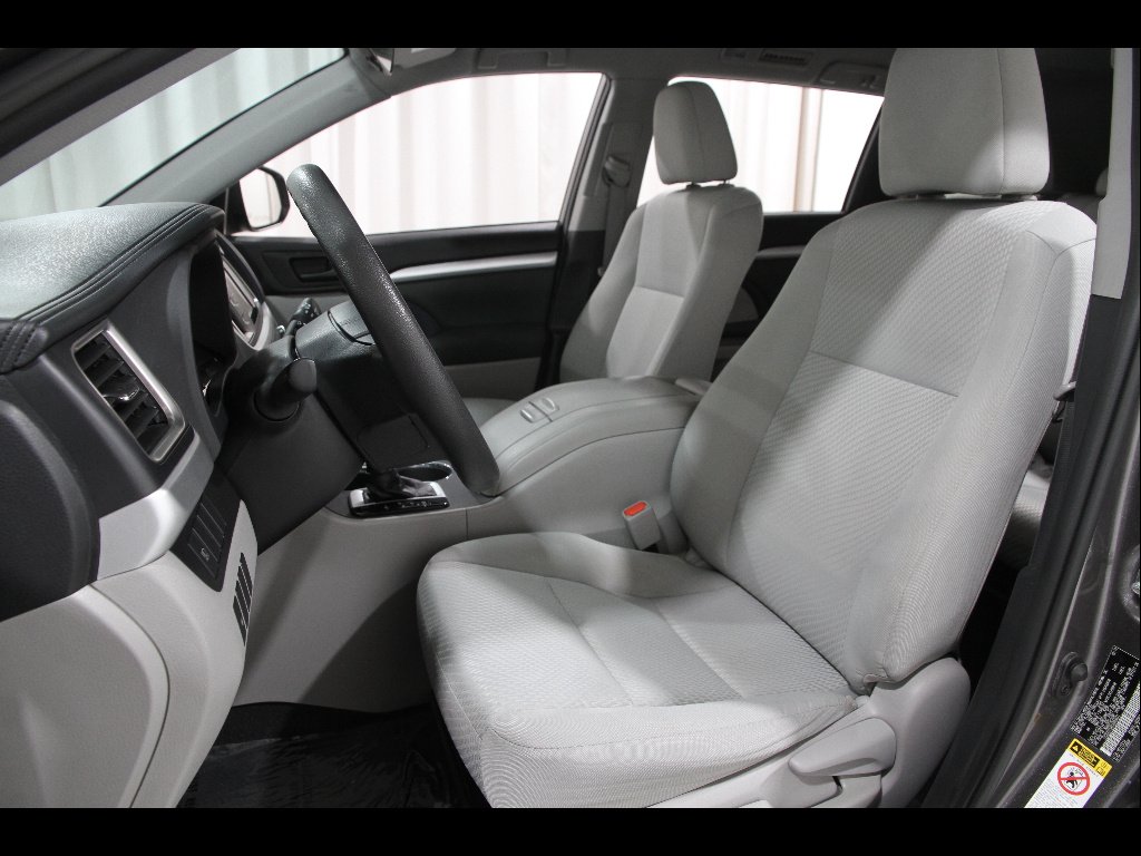 2019 Toyota Highlander LE - Photo 6
