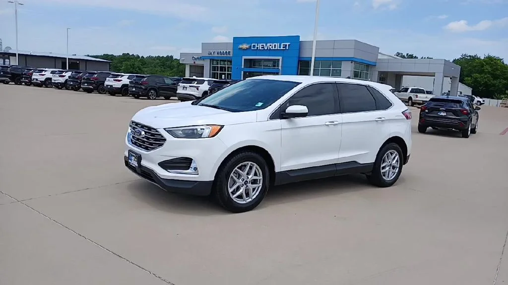 Used 2022 White Ford SEL image 4