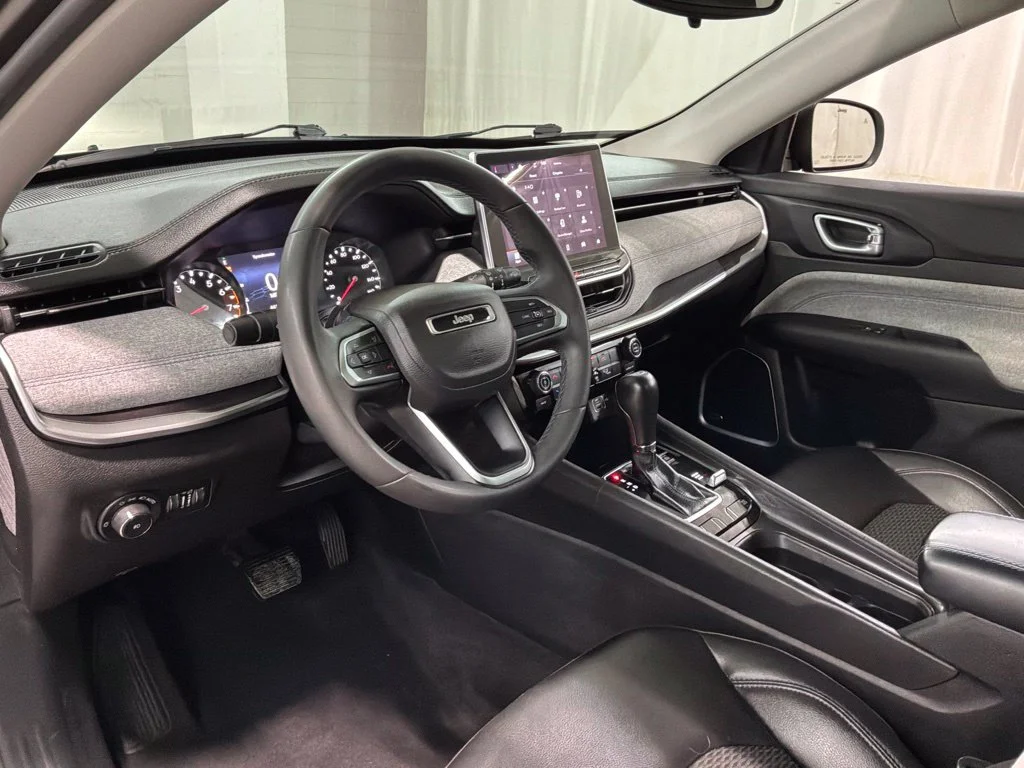 Used 2022 Crystal Metallic Jeep Latitude image 17