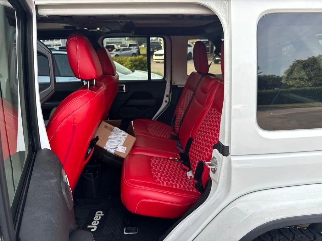 Used 2020 White/off-white Jeep Unlimited Sahara image 16
