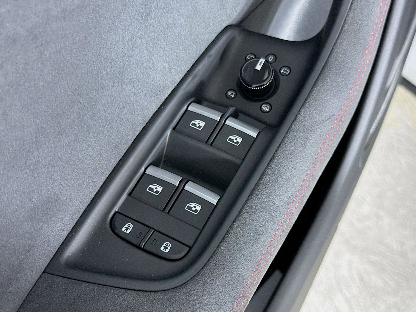 New 2025 White Audi 4.0T image 18