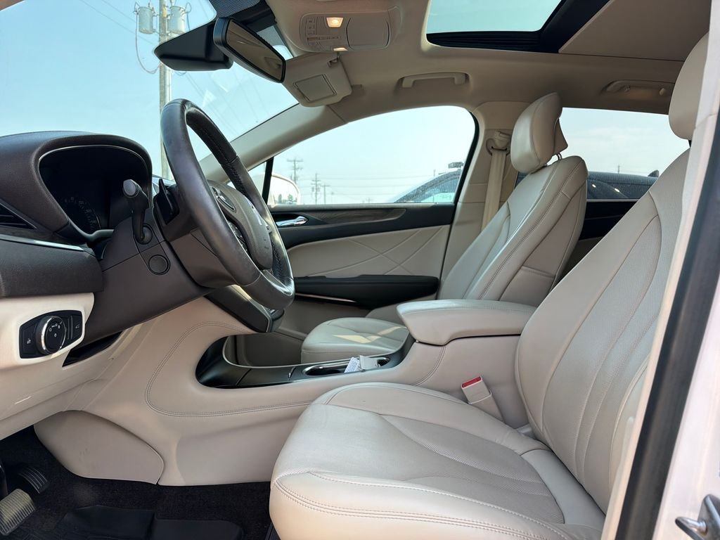 Used 2018 White Platinum Clearcoat Metallic Lincoln Reserve image 14