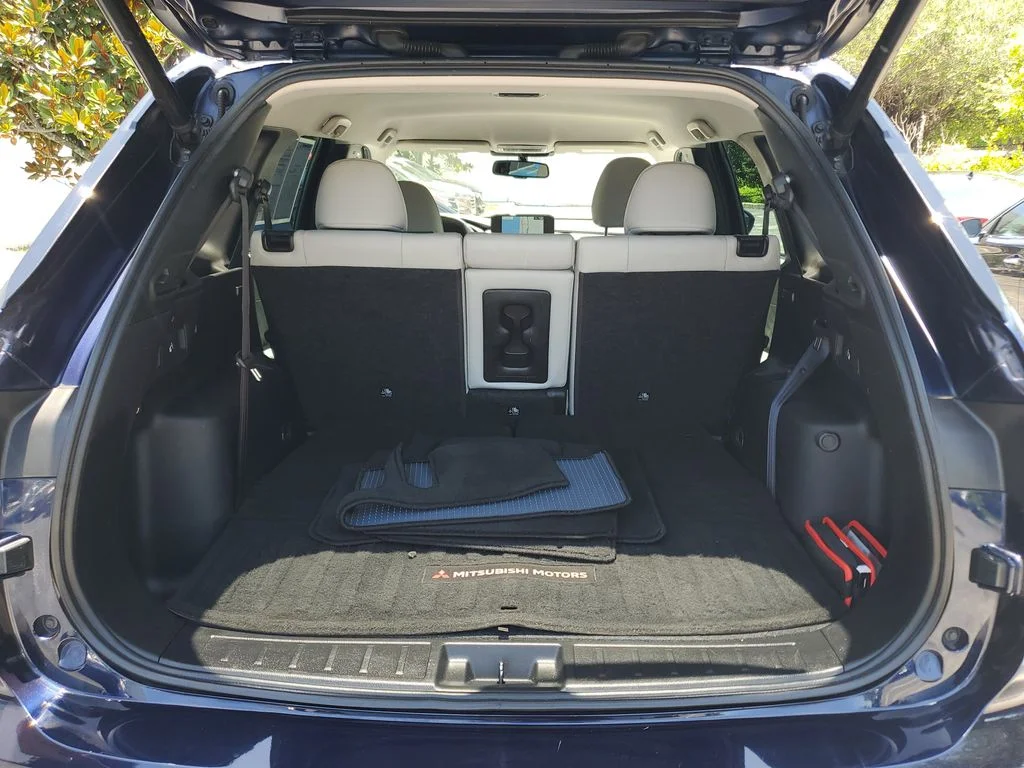 Used 2022  Mitsubishi SEL image 10