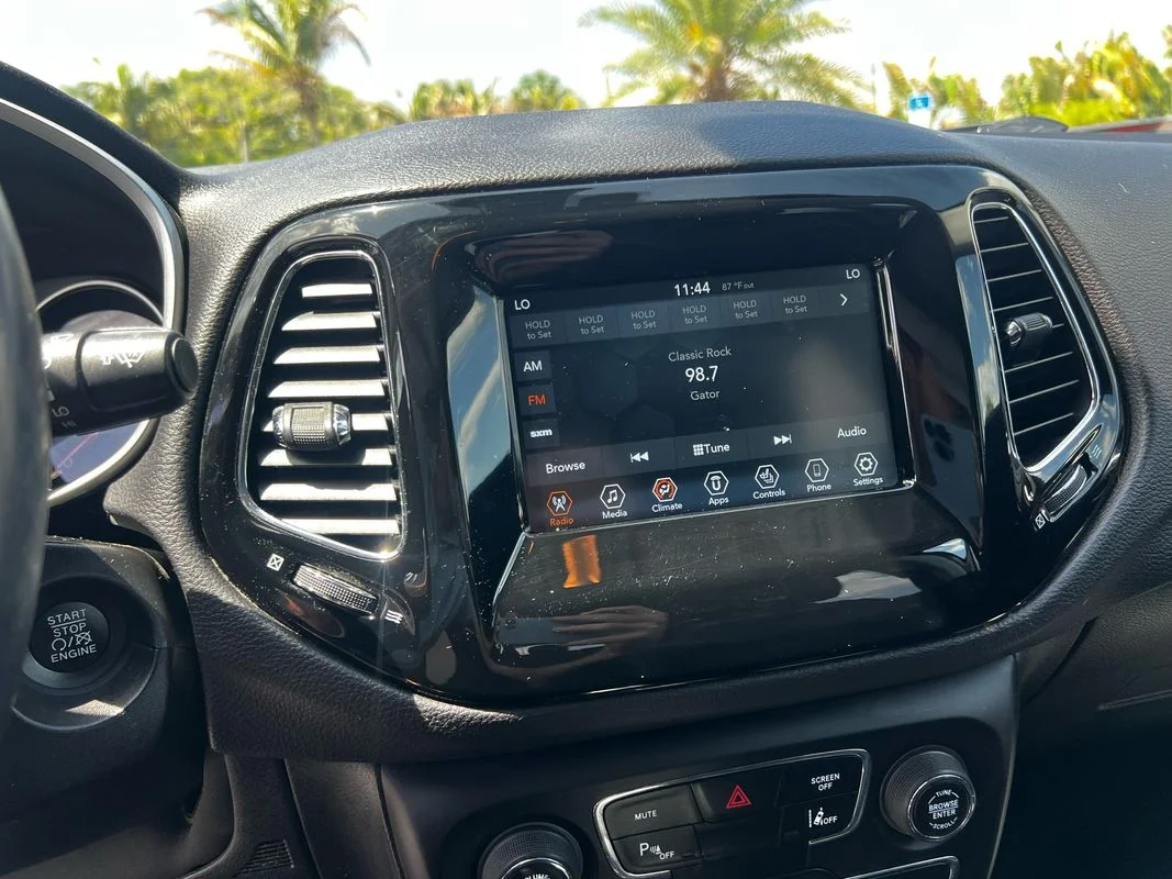 Used 2018  Jeep Altitude 4x4 image 20
