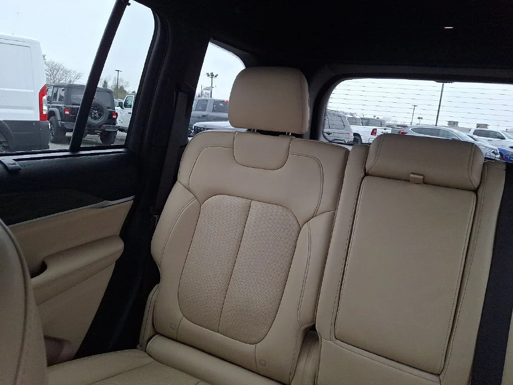 Used 2023 Diamond Black Crystal Pearlcoat Jeep Limited image 19