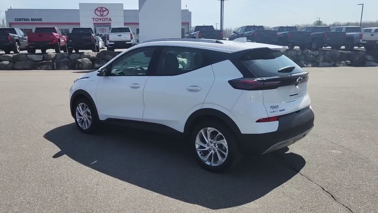Used 2023 Summit White Chevrolet LT image 6