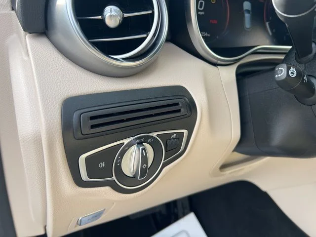 Used 2022 White Mercedes-Benz GLC 300 image 26