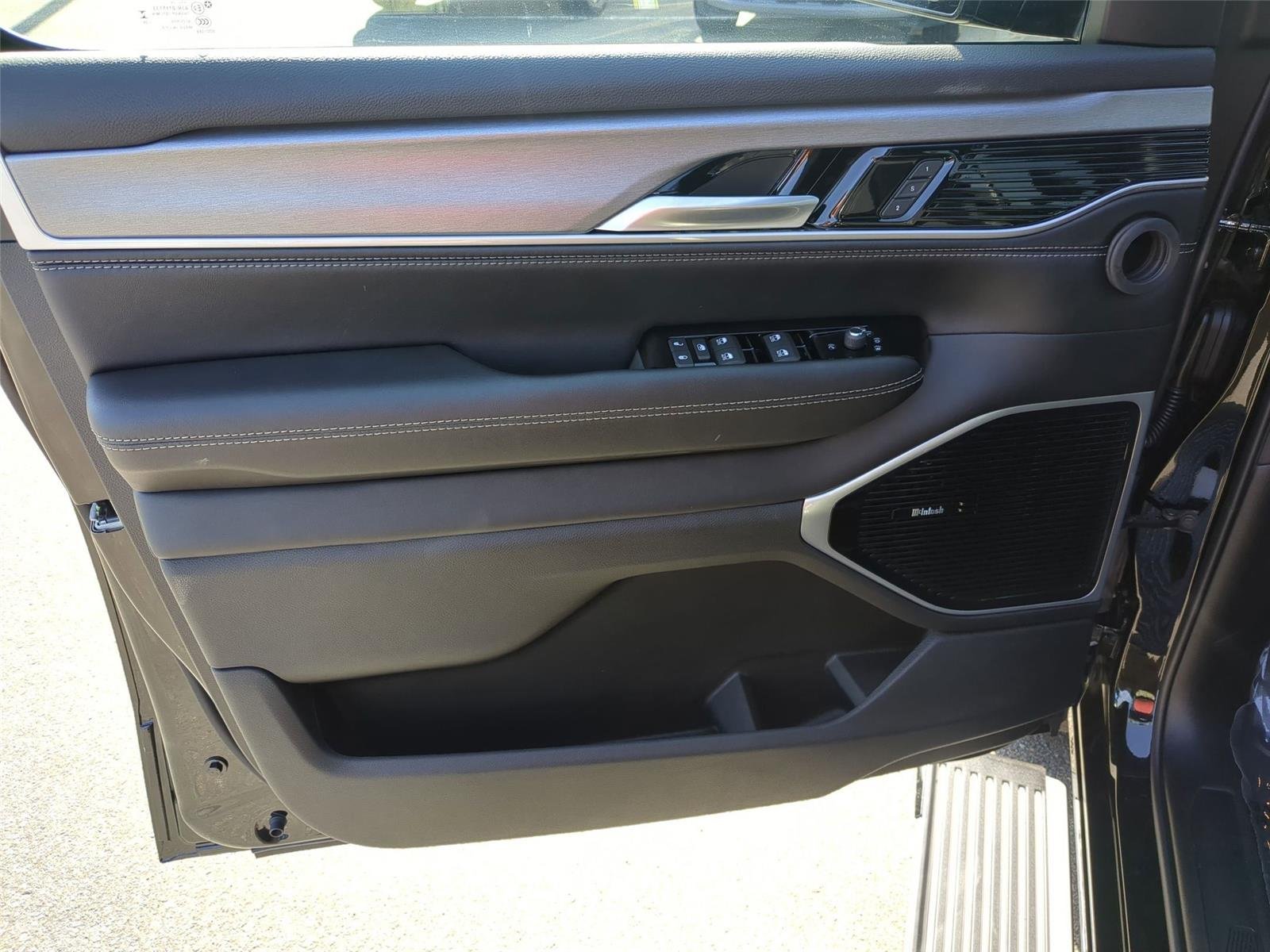 New 2026 High Gloss Black Exterior Paint Jeep Limited Altitude image 11
