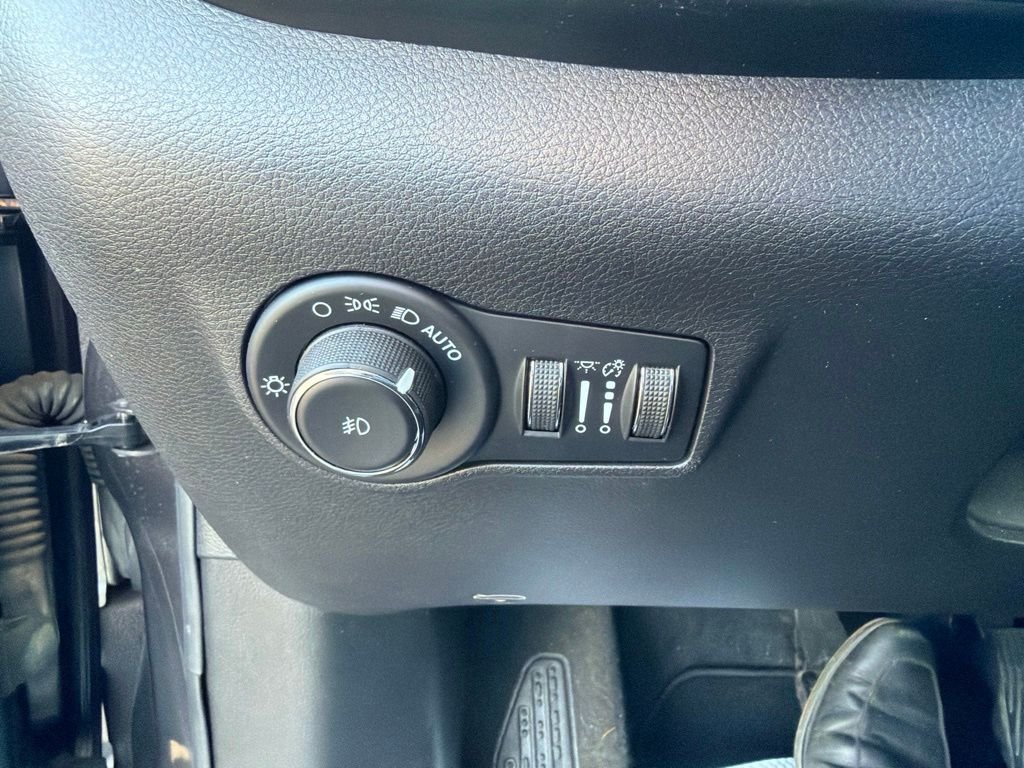 Used 2022 Gray Jeep Limited image 35