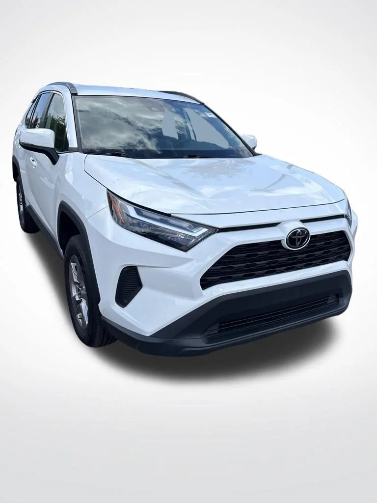 Used 2022 White Toyota XLE image 4