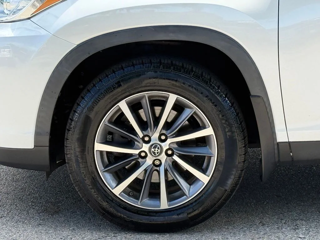 Used 2019 White Toyota XLE image 6