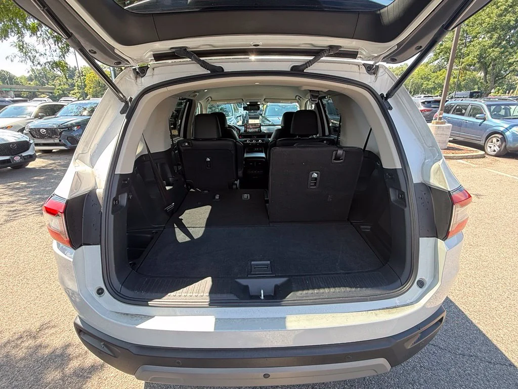 Used 2023 White Honda EX-L image 28