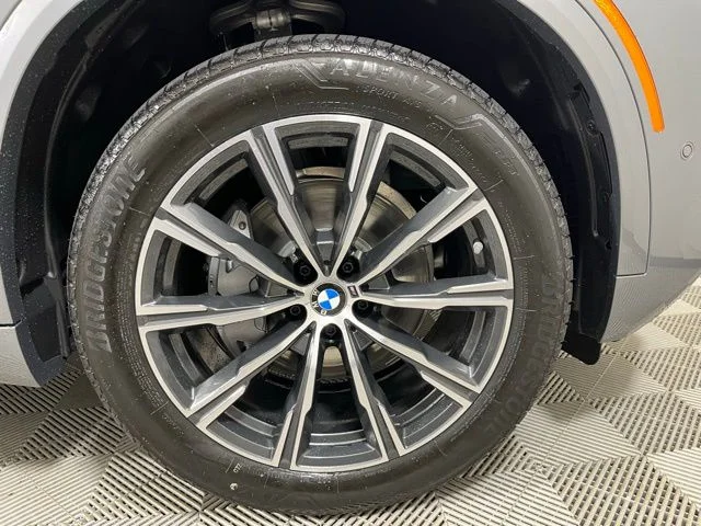 Used 2026 Skyscraper Grey Metallic BMW xDrive40i image 24