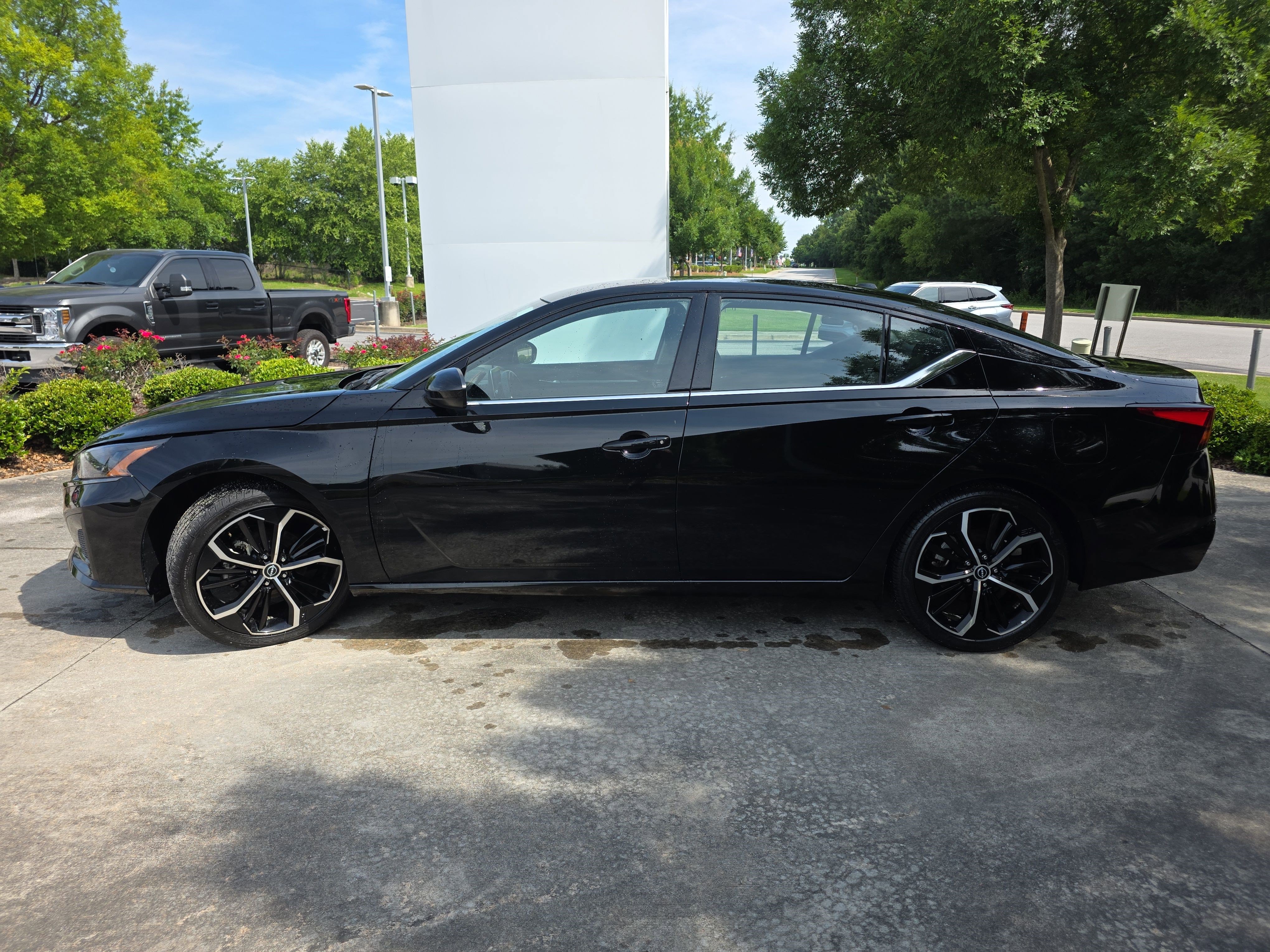 Used 2025 Super Black Nissan SR image 7