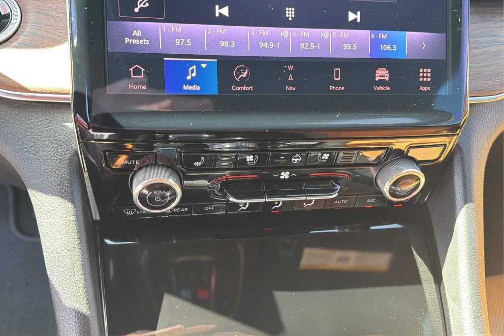 Used 2025  Jeep Summit image 30
