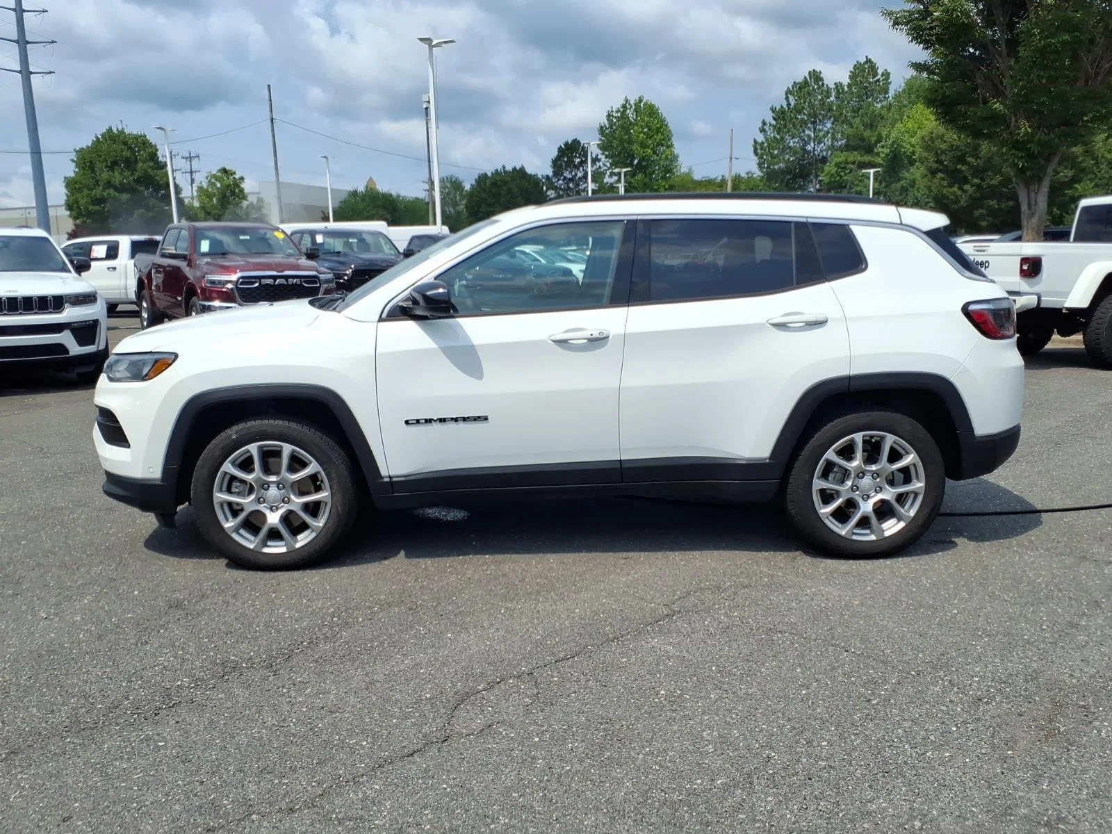 Used 2023 Bright White Clearcoat Jeep Latitude Lux image 3