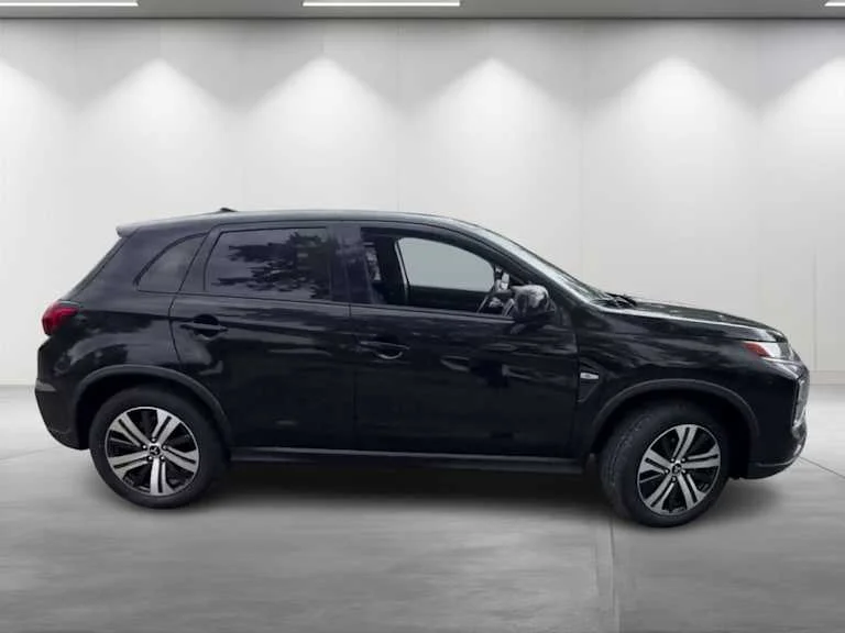 New 2027 Labrador Black Pearl Mitsubishi ES image 2