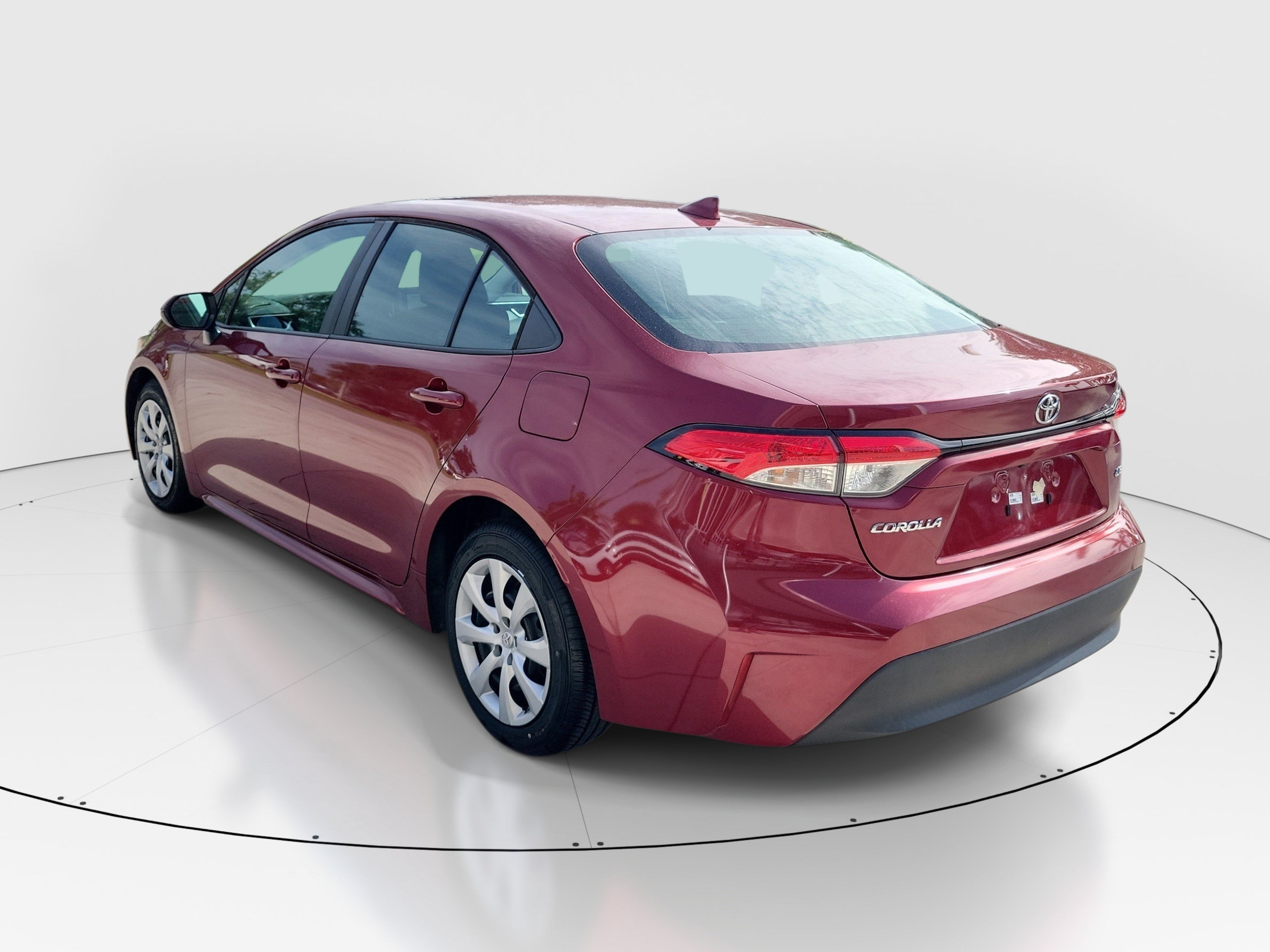 Used 2023 Pearl Toyota LE image 5