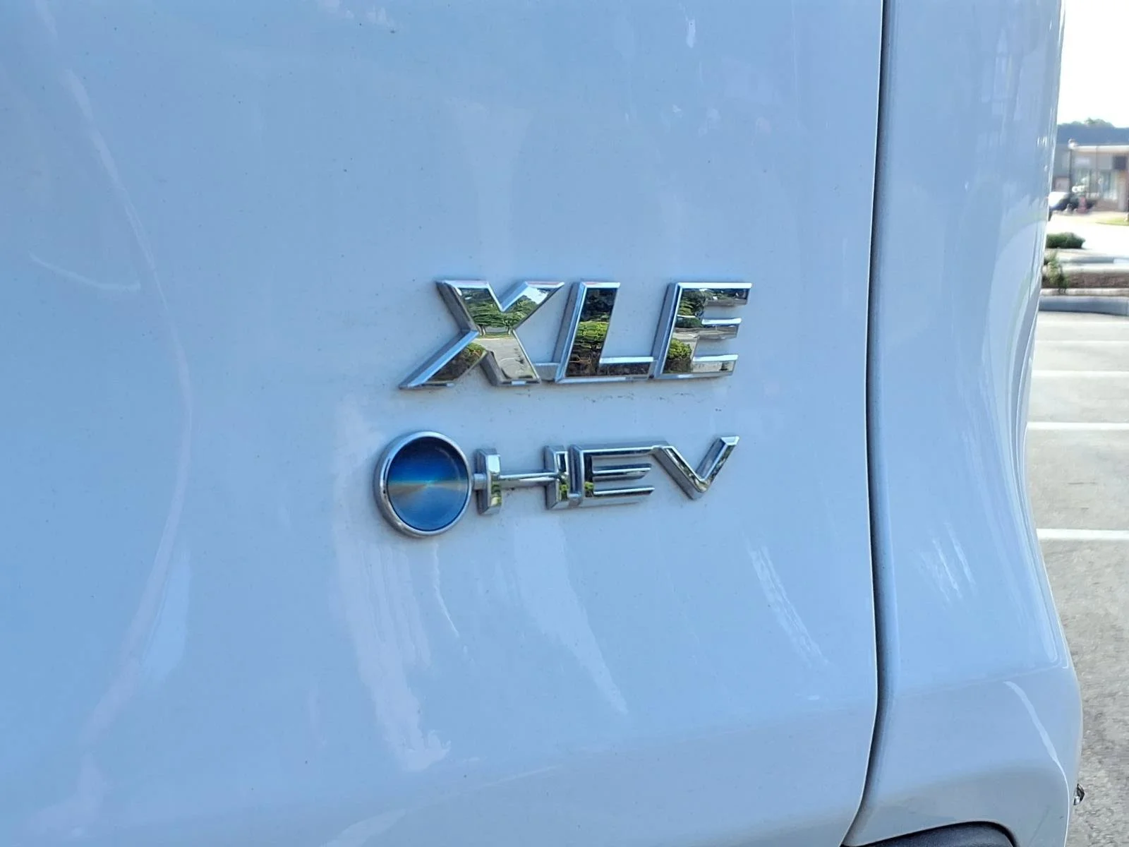 Certified Used 2025 Ice Toyota Hybrid XLE image 32