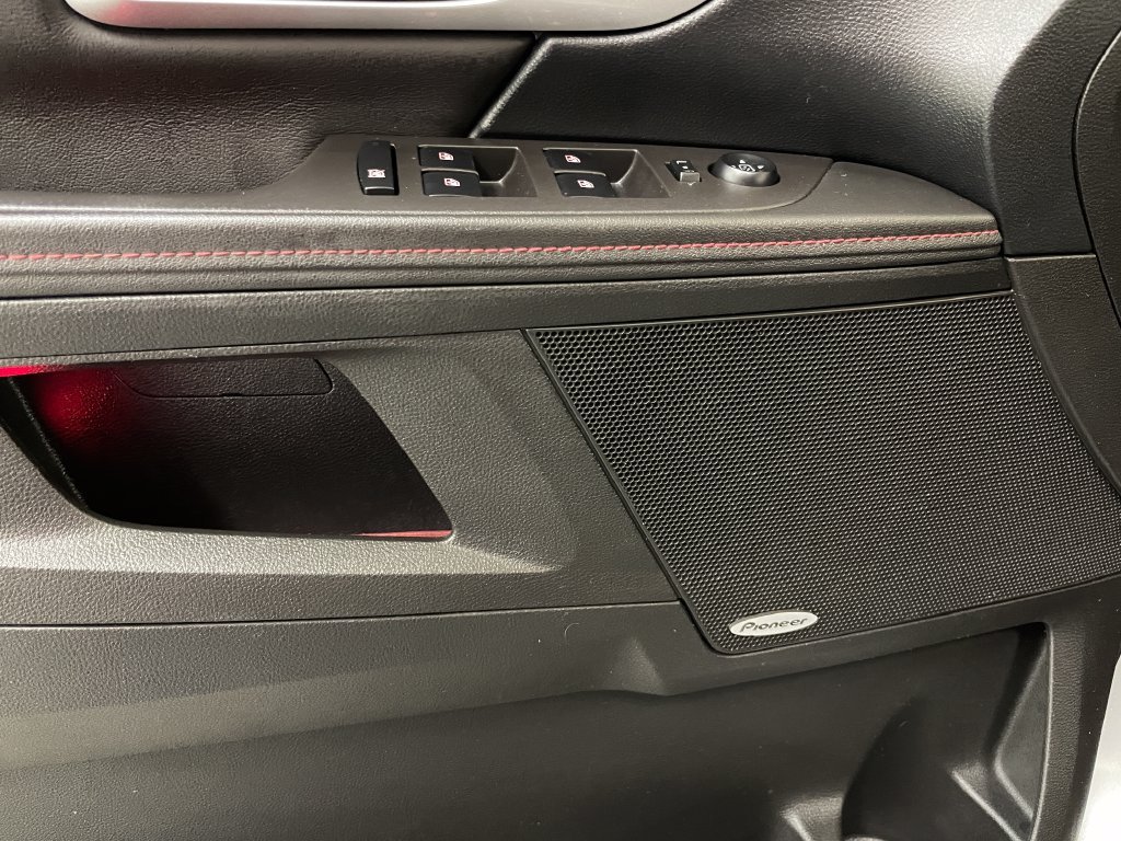 Used 2015 QUICKSILVER METALLIC GMC Denali image 25