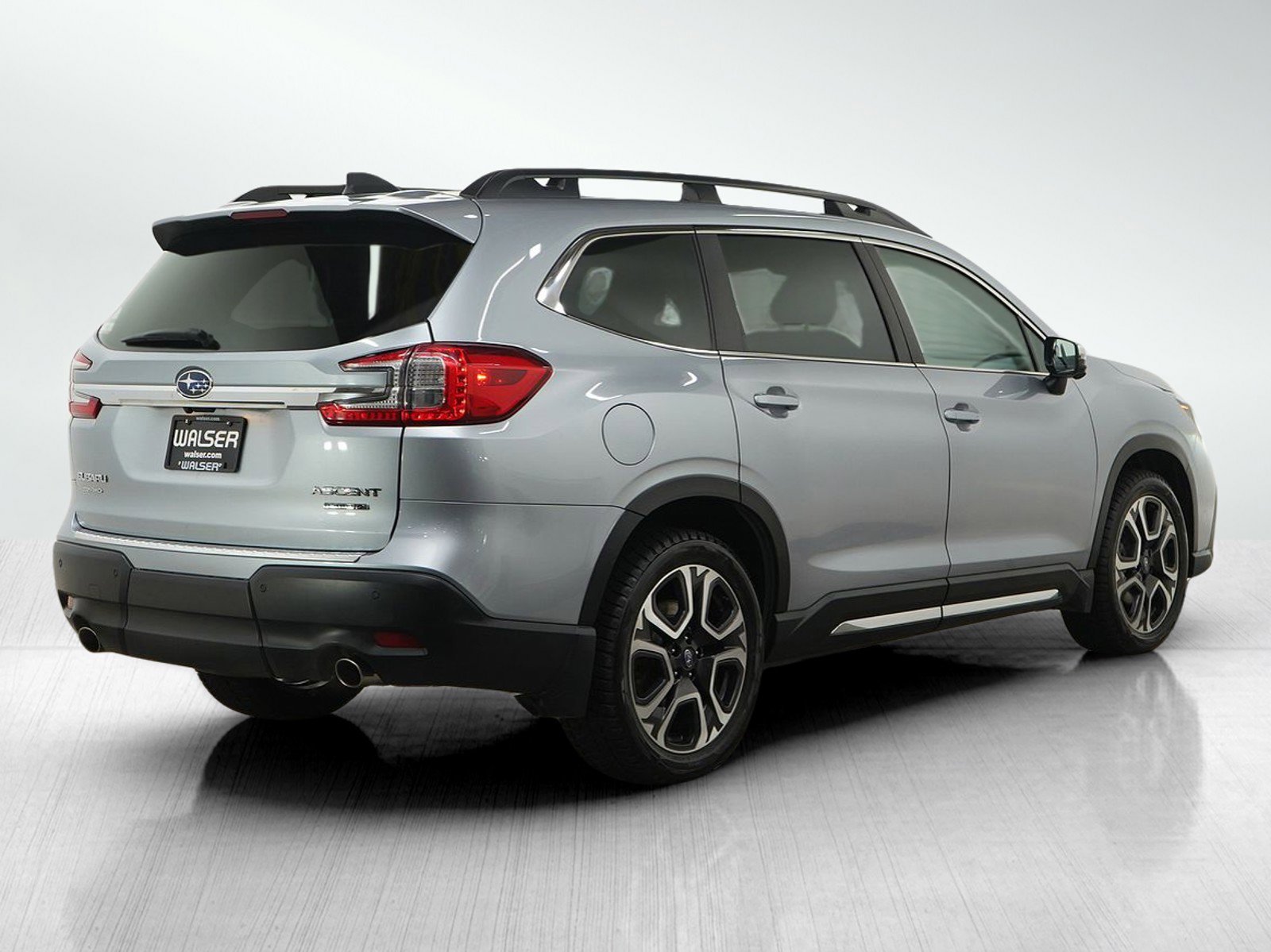 Used 2023 Ice Silver Metallic Subaru Limited image 5