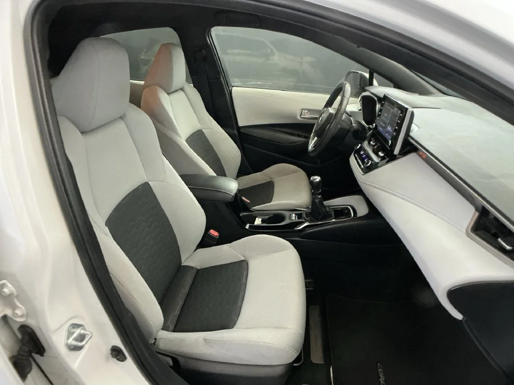 Used 2021 Wind Chill Pearl Toyota SE image 26