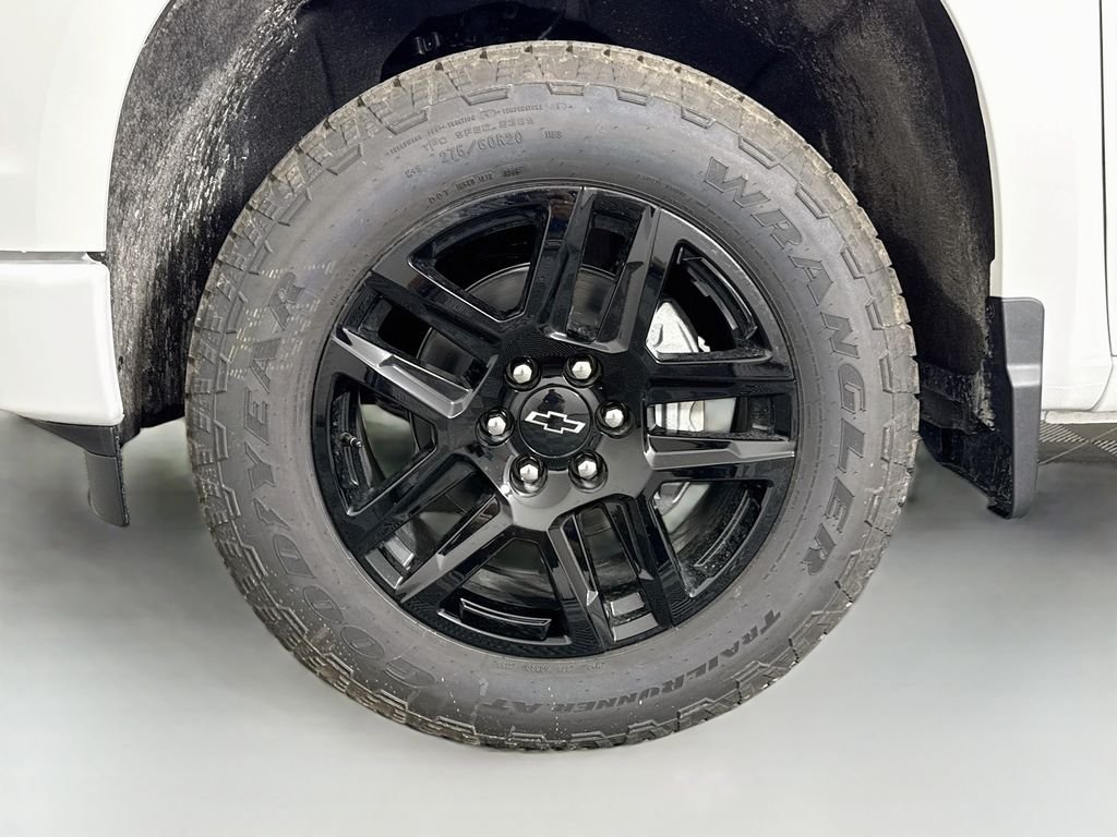New 2026 Summit White Chevrolet Custom image 29